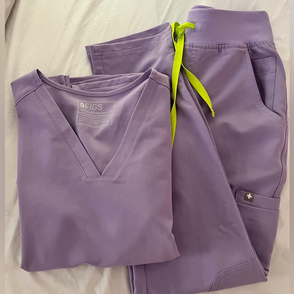 Figs Lavender Dew Casma™ Top XS & Yola™ High Waisted Skinny Scrub Pants XSP